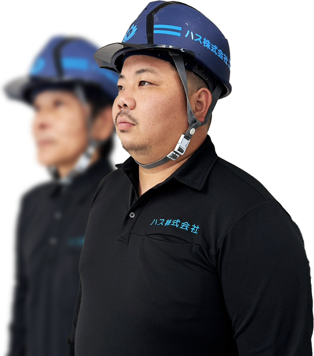 ヘルメットをかぶった2人の男性作業員